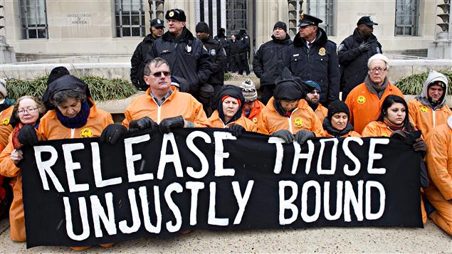 Witness Against Torture marche à Washington contre la prison de Guantanamo, le 11 janvier 2011. Witness Against Torture marche à Washington contre la prison de Guantanamo, le 11 janvier 2011.