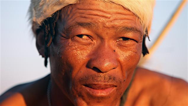 Un homme appartenant à la population des Bochimans d'Afrique du Sud Un homme appartenant à la population des Bochimans d'Afrique du Sud