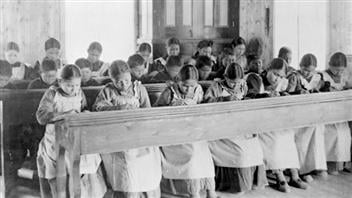 Période d'étude au pensionnat indien catholique de Fort Resolution, dans les Territoires du Nord-Ouest, au début du 20e siècle Période d'étude au pensionnat indien catholique de Fort Resolution, dans les Territoires du Nord-Ouest, au début du 20e siècle