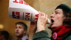 Une manifestante dans l'Assemblée du Wisconsin Une manifestante dans l'Assemblée du Wisconsin