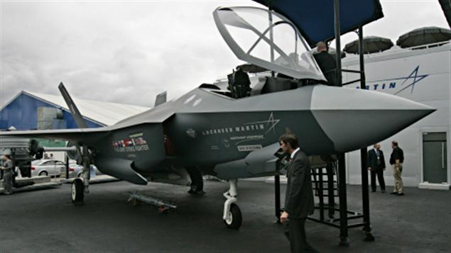 Un chasseur F-35 en démonstration dans une exposition aérienne en Grande-Bretagne. Un chasseur F-35 en démonstration dans une exposition aérienne en Grande-Bretagne.