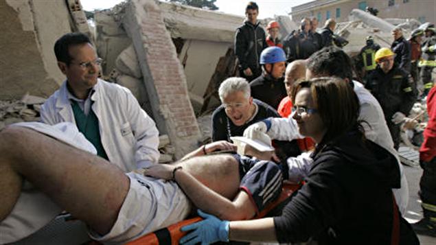 Des secouristes sortent un homme vivant des décombres, dans la ville de L'Aquila, le 6 avril 2009. Des secouristes sortent un homme vivant des décombres, dans la ville de L'Aquila, le 6 avril 2009.