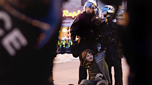 Arrestation à la manifestation contre la brutalité policière à Montréal, le 15 mars 2011. Arrestation à la manifestation contre la brutalité policière à Montréal, le 15 mars 2011.