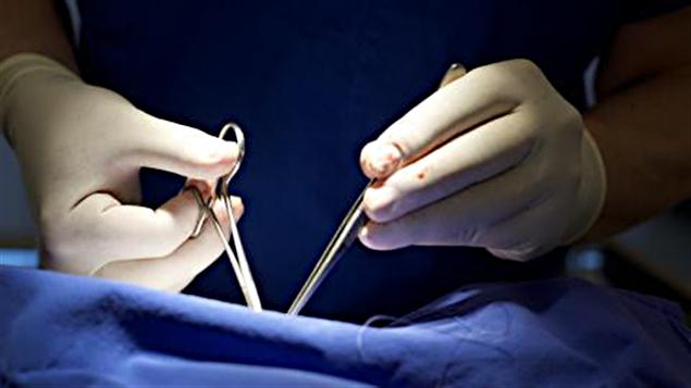 Un chirurgien au travail Un chirurgien au travail