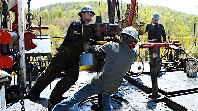Forage d'un puits de gaz de schiste aux États-Unis. Forage d'un puits de gaz de schiste aux États-Unis.