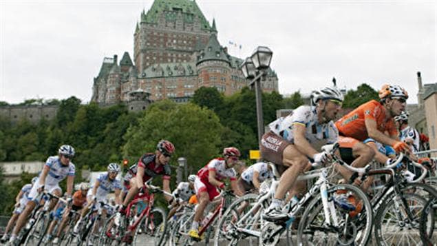 Le peloton dans les rues de Québec Le peloton dans les rues de Québec