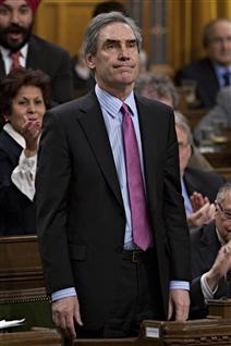 Le chef libéral Michael Ignatieff se levant pour voter en faveur de la motion de censure contre le gouvernement. Le chef libéral Michael Ignatieff se levant pour voter en faveur de la motion de censure contre le gouvernement.