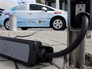 Une voiture électrique mise à l'essai par Hydro-Québec recharge ses batteries à partir d'une prise convtionnelle.