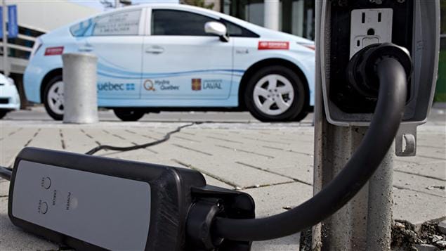 Une voiture électrique mise à l'essai par Hydro-Québec recharge ses batteries à partir d'une prise convtionnelle. Une voiture électrique mise à l'essai par Hydro-Québec recharge ses batteries à partir d'une prise convtionnelle.
