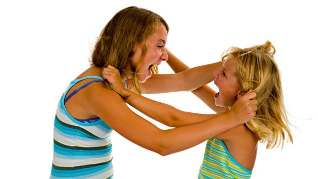 Deux filles se tirent les cheveux
