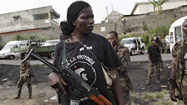 Une femme soldat membre des forces pro-Outtara Une femme soldat membre des forces pro-Outtara