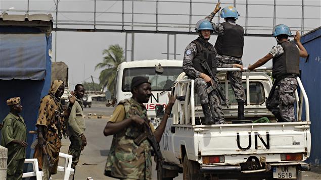Des casques bleus patrouillent dans les rues d'Abidjan. Des casques bleus patrouillent dans les rues d'Abidjan.