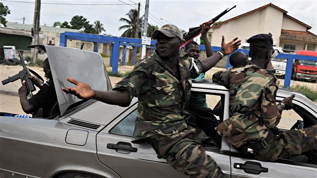 Des soldats de Ouattara célèbrent la capture de Laurent Gbagbo, à Abidjan Des soldats de Ouattara célèbrent la capture de Laurent Gbagbo, à Abidjan