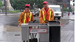 Une brigade de nettoyage sur la rue Notre-Dame Une brigade de nettoyage sur la rue Notre-Dame