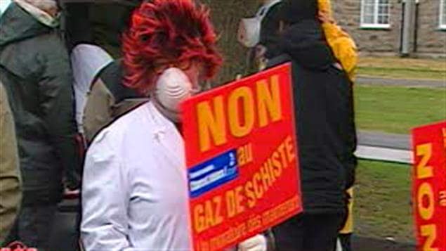 Des résidents de Saint-Denis-sur-le-Richelieu manifestent contre l'exploitation des gaz de schiste Des résidents de Saint-Denis-sur-le-Richelieu manifestent contre l'exploitation des gaz de schiste