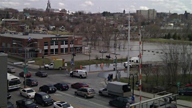 Le stationnement de la SAQ, au centre-ville de Sherbrooke, est complètement inondé. Le stationnement de la SAQ, au centre-ville de Sherbrooke, est complètement inondé.