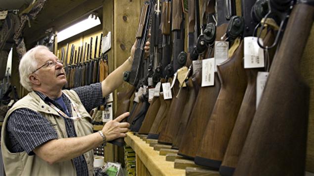 Des armes d'épaule Des armes d'épaule
