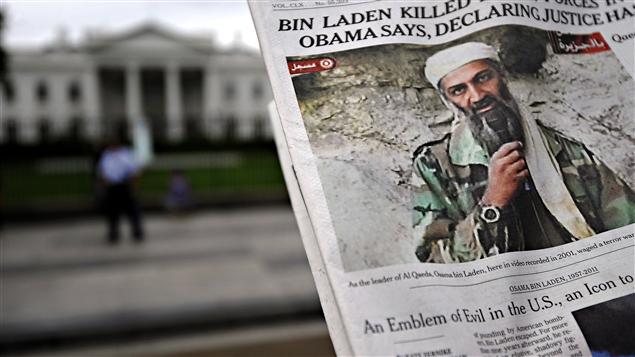Près de la Maison-Blanche, un homme lisant un journal annonçant la mort de Ben Laden Près de la Maison-Blanche, un homme lisant un journal annonçant la mort de Ben Laden