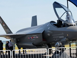 Un F-35 de la compagnie Lockheed Martin, montré lors du Salon de l'aéronautique de Singapore, en février 2010. Un F-35 de la compagnie Lockheed Martin, montré lors du Salon de l'aéronautique de Singapore, en février 2010.