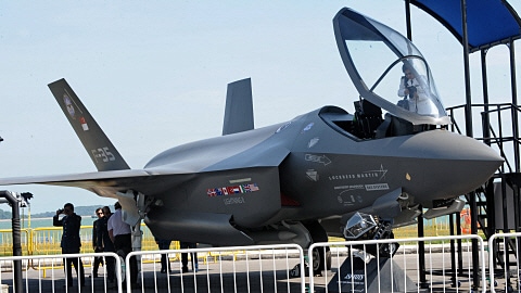 Un F-35 de la compagnie Lockheed Martin, montré lors du Salon de l'aéronautique de Singapore, en février 2010. Un F-35 de la compagnie Lockheed Martin, montré lors du Salon de l'aéronautique de Singapore, en février 2010.