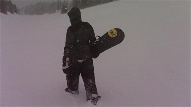 Un surfeur des neiges non identifié sur les pentes de Sunshine. Un surfeur des neiges non identifié sur les pentes de Sunshine.