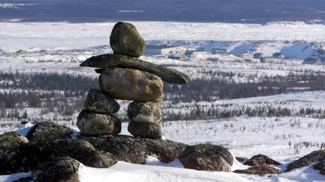 Un inukshuk surplombe le village de Kuujjuaq. Un inukshuk surplombe le village de Kuujjuaq.