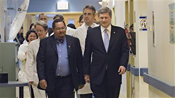 Arthur Porter, à gauche, lors d'une visite du premier ministre Stephen Harper. Arthur Porter, à gauche, lors d'une visite du premier ministre Stephen Harper.