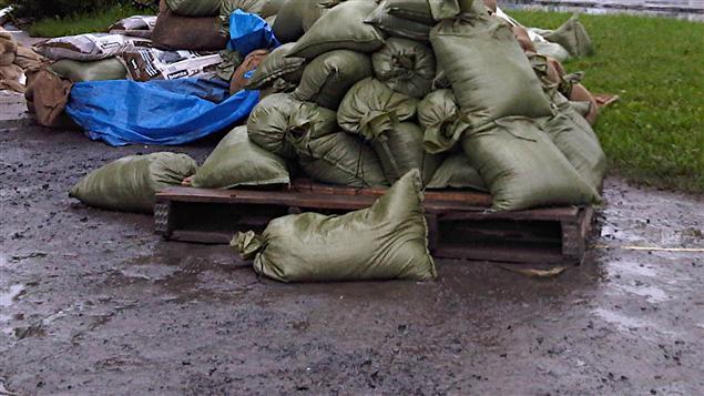 Des poches de sables pour atténuer l’effet des inondations dans la vallée du Richelieu. Des poches de sables pour atténuer l’effet des inondations dans la vallée du Richelieu.