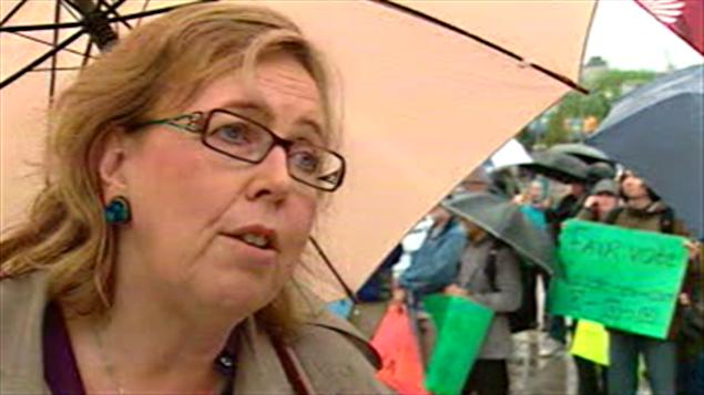 La chef du Parti vert, Elizabeth May, a participé à une manifestation à Ottawa dans le cadre de la Journée nationale pour une réforme électorale. La chef du Parti vert, Elizabeth May, a participé à une manifestation à Ottawa dans le cadre de la Journée nationale pour une réforme électorale.