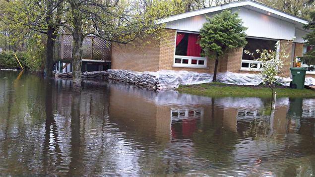 Maison cernée par les eaux Maison cernée par les eaux