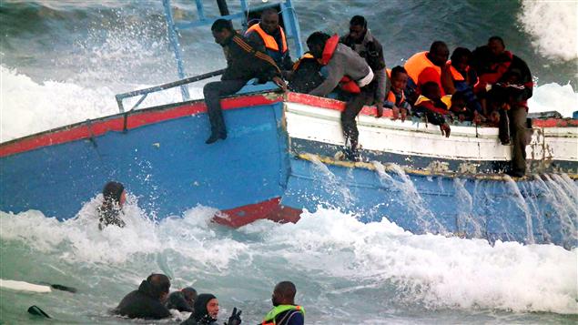 Des migrants, venus de Libye, sont secourus au large de l'Italie. (archives) Des migrants, venus de Libye, sont secourus au large de l'Italie. (archives)