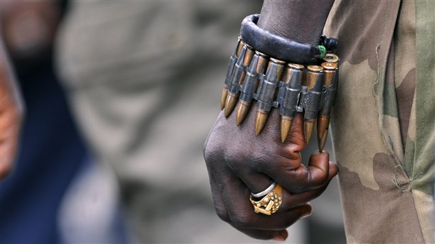 Un soldat des Forces Républicaines de Côte d’Ivoire portant un bracelet de munitions. Un soldat des Forces Républicaines de Côte d’Ivoire portant un bracelet de munitions.