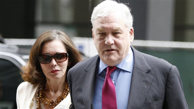Conrad Black et son épouse, Barbara Amiel, arrivent au Dirksen Federal Building, à Chicago. Conrad Black et son épouse, Barbara Amiel, arrivent au Dirksen Federal Building, à Chicago.