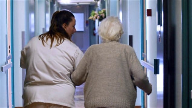 Une personne âgée et son infirmière Une personne âgée et son infirmière