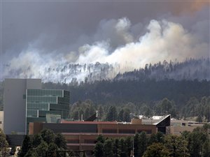 Les flammes ravagent la forêt avoisinant le laboratoire de Los Alamos, au Nouveau-Mexique (29 juin 2011).