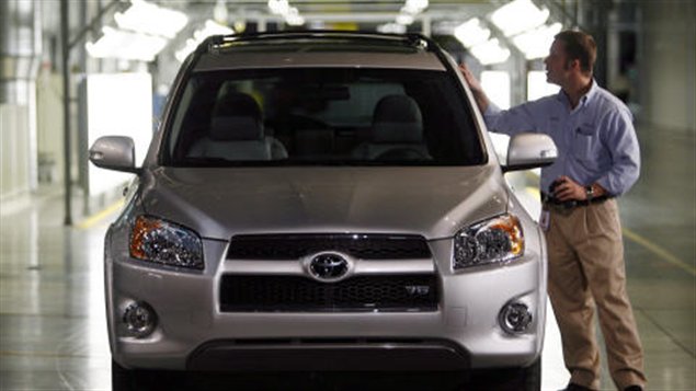 Un employé de Toyota examine un RAV4 fabriqué à l'usine de Woodstock, en Ontario. (archives) Un employé de Toyota examine un RAV4 fabriqué à l'usine de Woodstock, en Ontario. (archives)