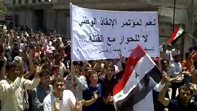 Image tirée d'une vidéo publiée sur YouTube, montrant des manifestants à Kafr Nabel, dans le nord-ouest de la Syrie, le 1er juillet 2011. Image tirée d'une vidéo publiée sur YouTube, montrant des manifestants à Kafr Nabel, dans le nord-ouest de la Syrie, le 1er juillet 2011.