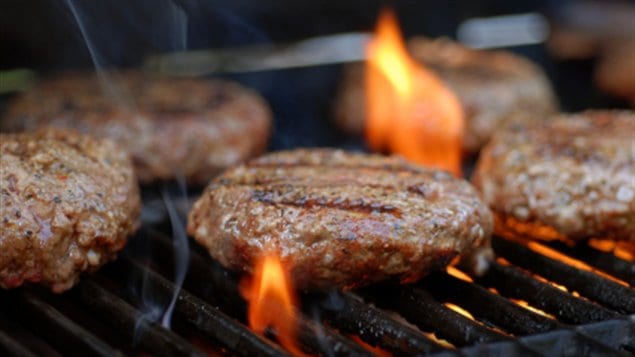 Hamburgers sur le barbecue Hamburgers sur le barbecue