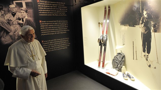 Le pape Benoît XVI visite une exposition consacrée au pape John Paul II. Le pape Benoît XVI visite une exposition consacrée au pape John Paul II.