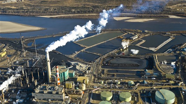 Raffinerie de sables bitumineux près de Fort McMurray en Alberta Raffinerie de sables bitumineux près de Fort McMurray en Alberta