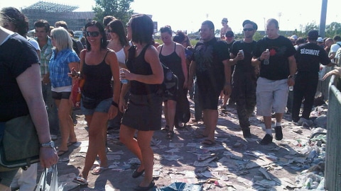 Les admirateurs de U2 entrent sur le site du spectacle après des heures d'attente. Les admirateurs de U2 entrent sur le site du spectacle après des heures d'attente.