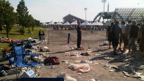 Les admirateurs ont attendu des heures avant de rentrer sur le site du concert. Les admirateurs ont attendu des heures avant de rentrer sur le site du concert.