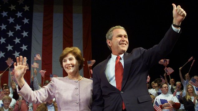 George W. Bush et sa femme Laura lors d'un rassemblement partisan la veille de l'élection présidentielle de novembre 2000. George W. Bush et sa femme Laura lors d'un rassemblement partisan la veille de l'élection présidentielle de novembre 2000.