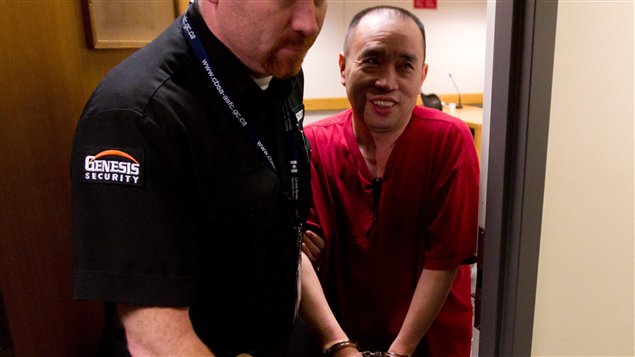 Un gardien escorte Lai Changxing, à Vancouver, le 11 juillet 2011. Un gardien escorte Lai Changxing, à Vancouver, le 11 juillet 2011.