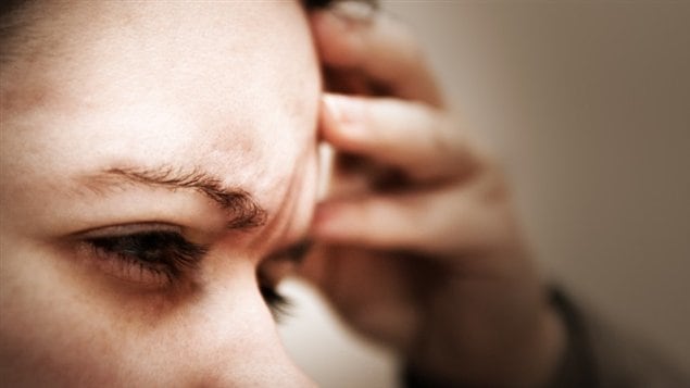Une femme souffre d'un mal de tête Une femme souffre d'un mal de tête