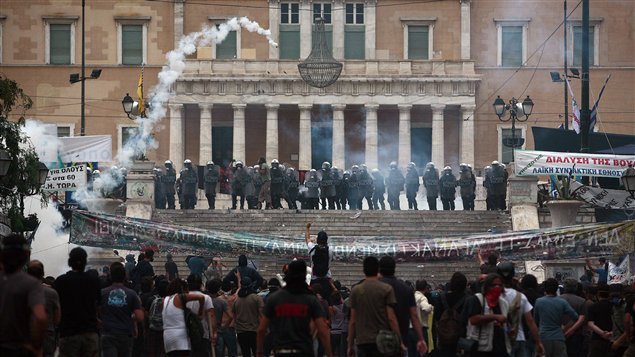 Affrontements entre manifestants et policiers devant le parlement grec à Athènes Affrontements entre manifestants et policiers devant le parlement grec à Athènes