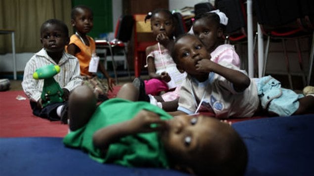 Ces jeunes orphelins haïtiens s'apprêtent à être envoyés en France pour être adoptés. Ces jeunes orphelins haïtiens s'apprêtent à être envoyés en France pour être adoptés.