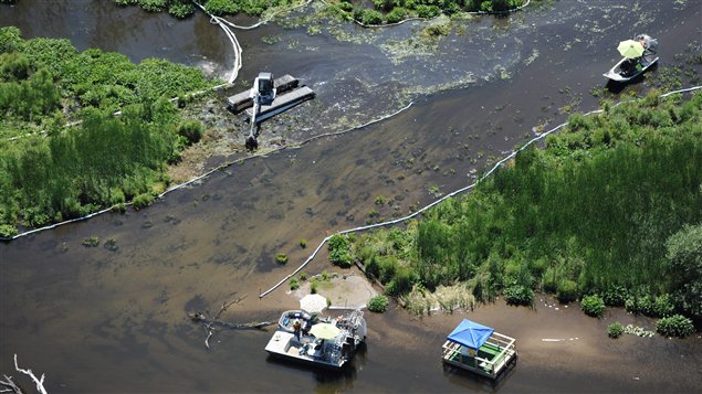 Les travaux de nettoyage se poursuivent sur la rivière Kalamazoo, au Michigan, le 13 juillet 2011. Les travaux de nettoyage se poursuivent sur la rivière Kalamazoo, au Michigan, le 13 juillet 2011.