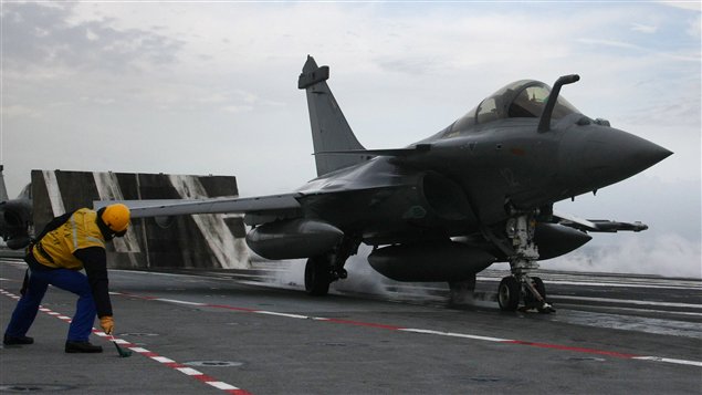 Décollage d’un Rafale français du porte-avions Charles-de-Gaulle Décollage d’un Rafale français du porte-avions Charles-de-Gaulle