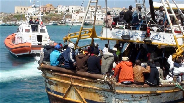Des réfugiés entassés sur un navire en avril dernier au port de Lampedusa. Des réfugiés entassés sur un navire en avril dernier au port de Lampedusa.